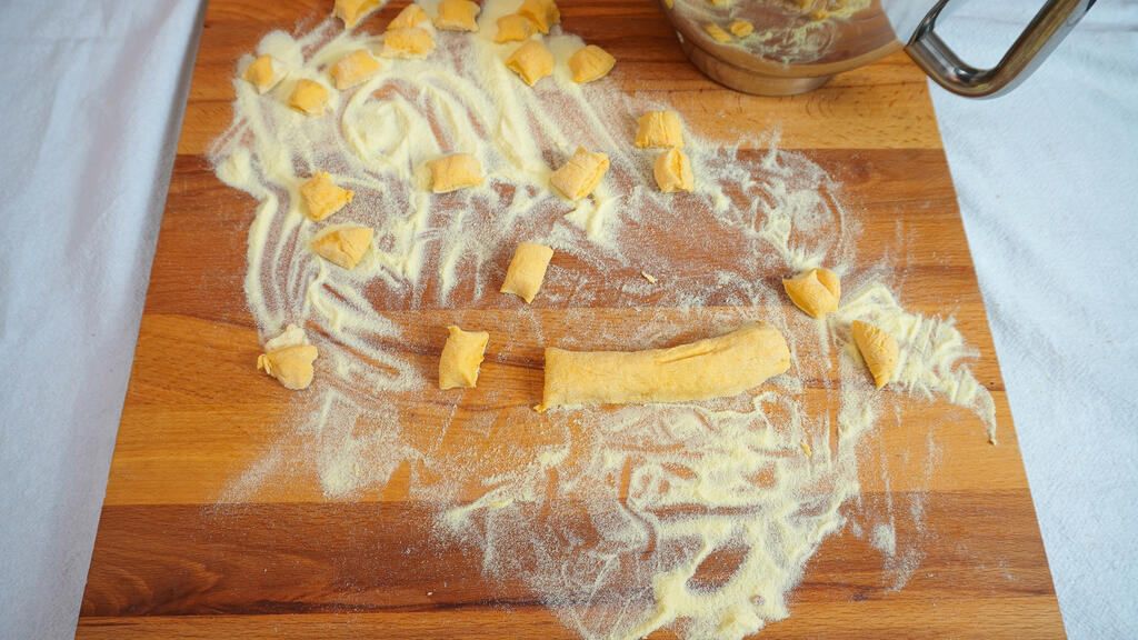 Gnocchi di zucca con taleggio e speck - passo 4