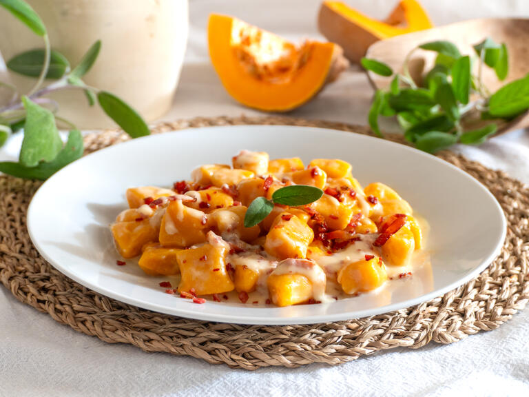 Delicati gnocchi di zucca si uniscono alla cremosi...