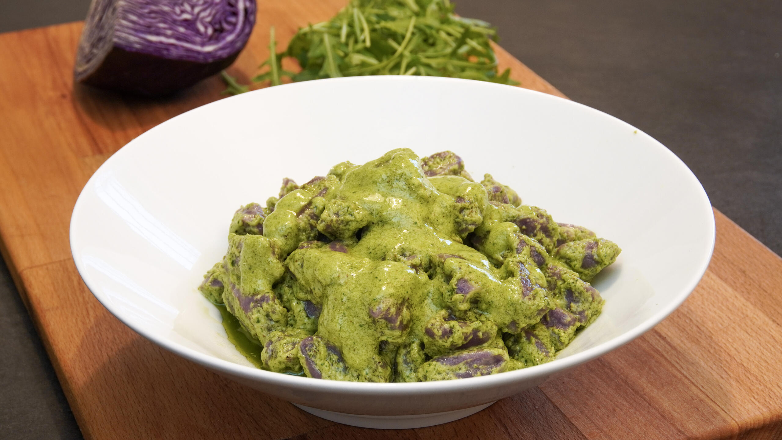 Gnocchi viola con pesto di rucola e noci