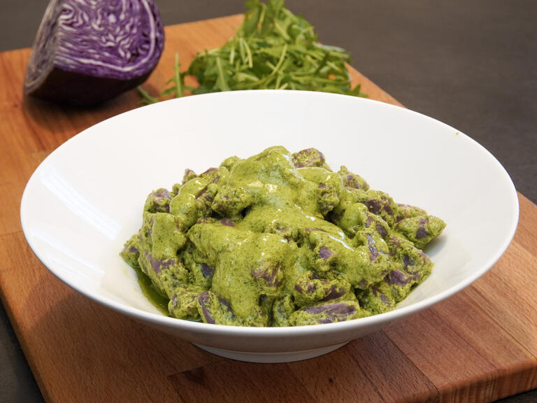 Gnocchi viola con pesto di rucola e noci