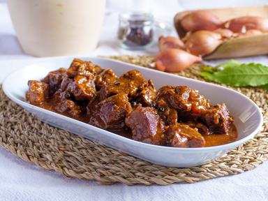 È un sostanzioso stufato a base di carne di manzo ...