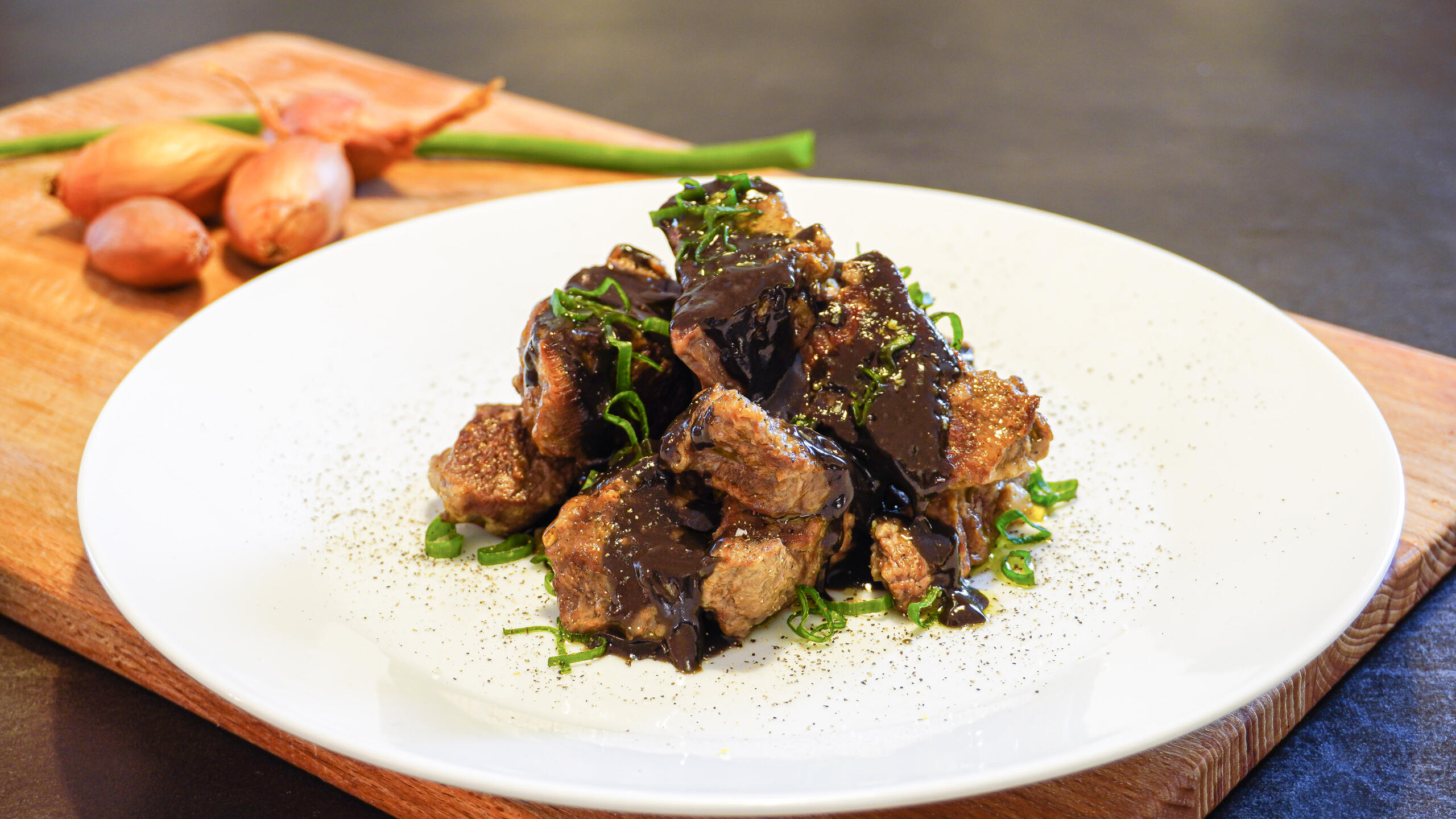 Manzo con fondo al marsala e cacao