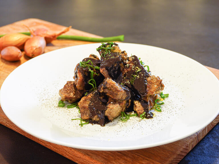 Manzo con fondo al marsala e cacao