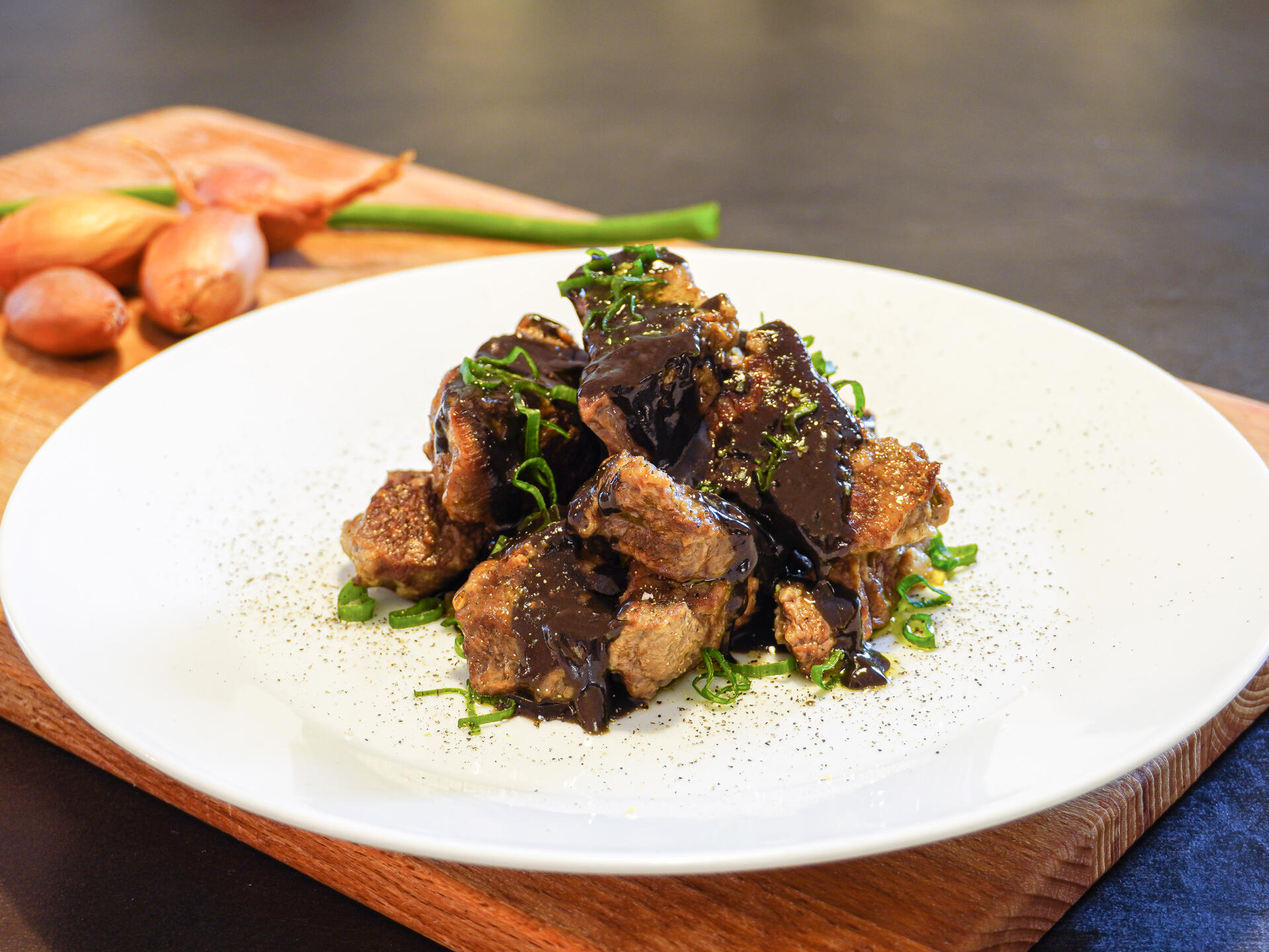 Manzo con fondo al marsala e cacao