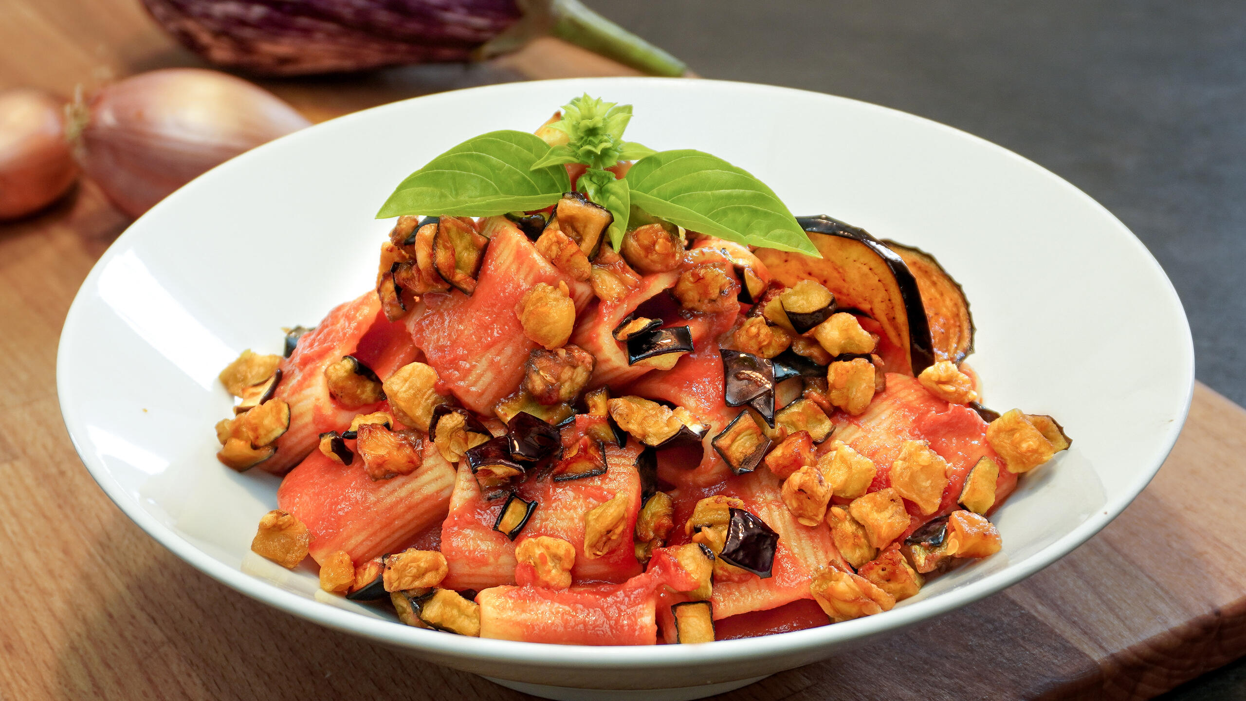 Mezzi paccheri con melanzane fritte