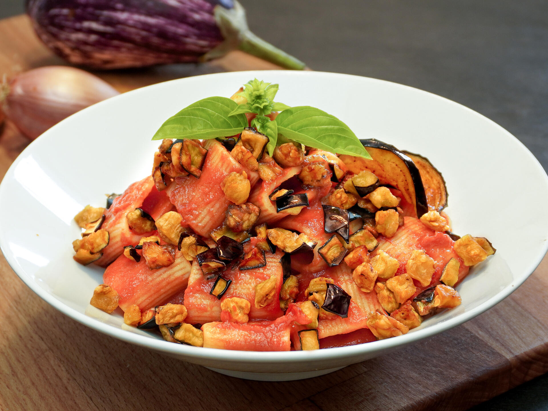 Mezzi paccheri con melanzane fritte