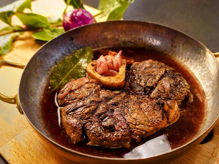 Ossobuco cotto lentamente nello spumante, cipolle ...