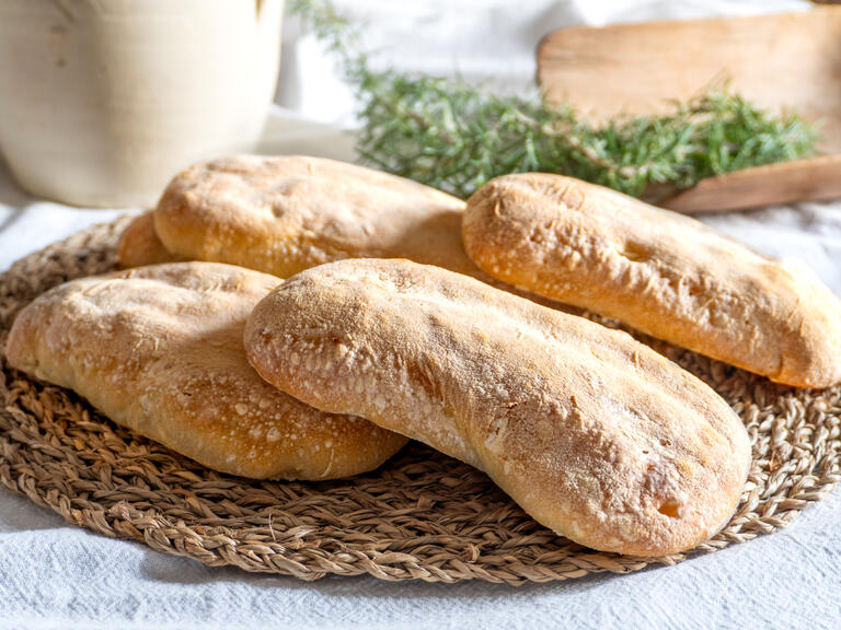 È un pane dalla crosta croccante e dall'interno so...