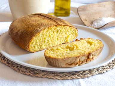 È un pane rustico e profumato, preparato con semol...