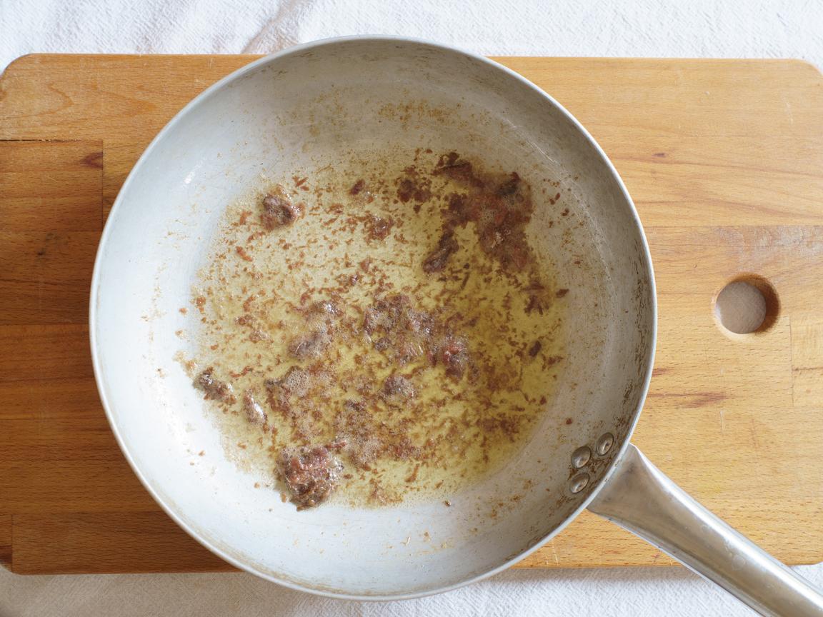 Pasta al burro e alici - passo 3