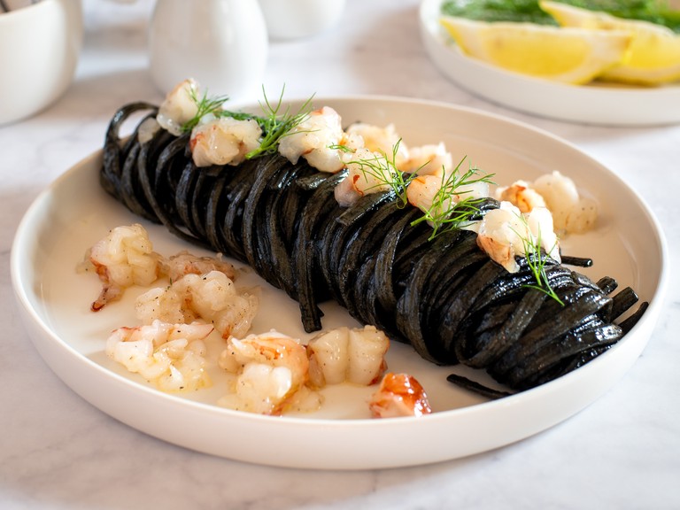 Pasta al nero di seppia e gamberi