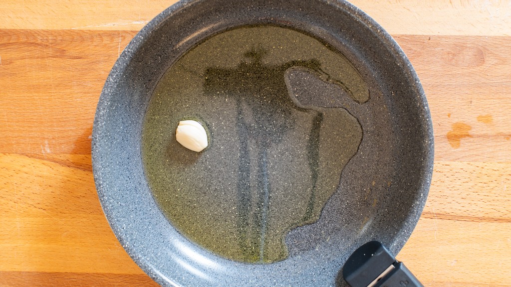 Pasta al nero di seppia e gamberi