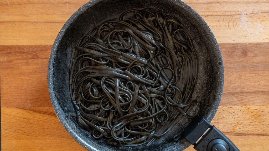Pasta al nero di seppia e gamberi