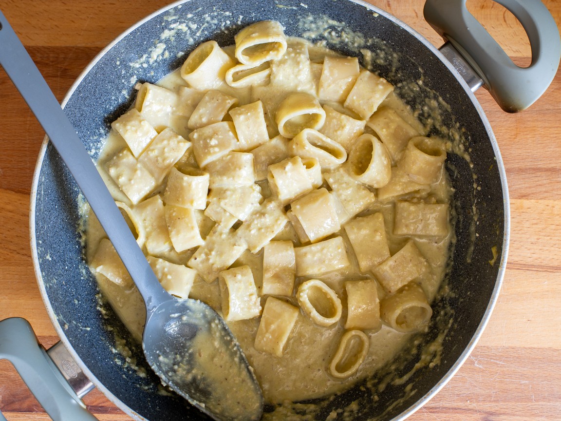 Pasta al pesto di friggitelli e noci - passo 3