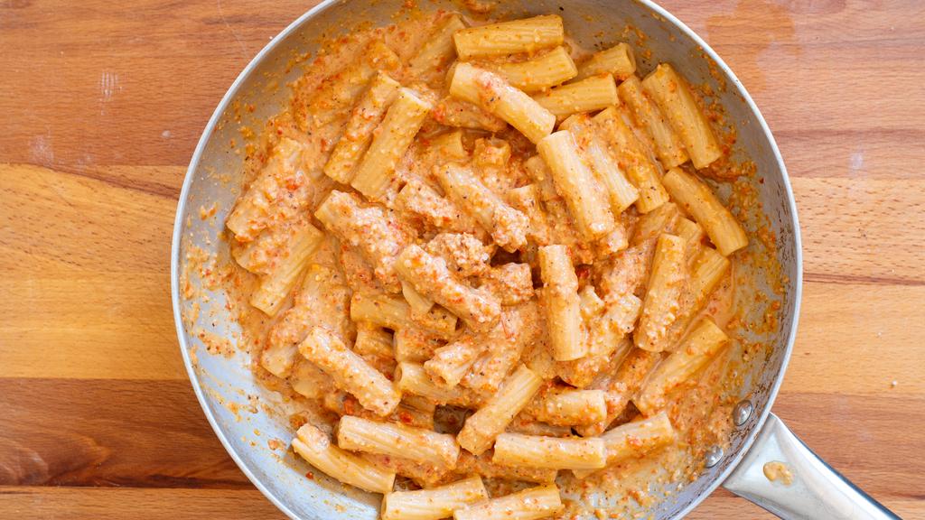 Pasta al pesto di peperoni e noci