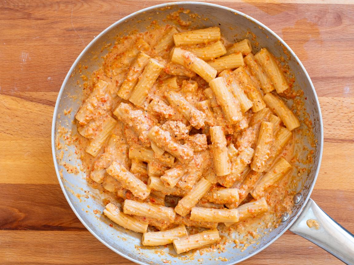 Pasta al pesto di peperoni e noci - passo 3