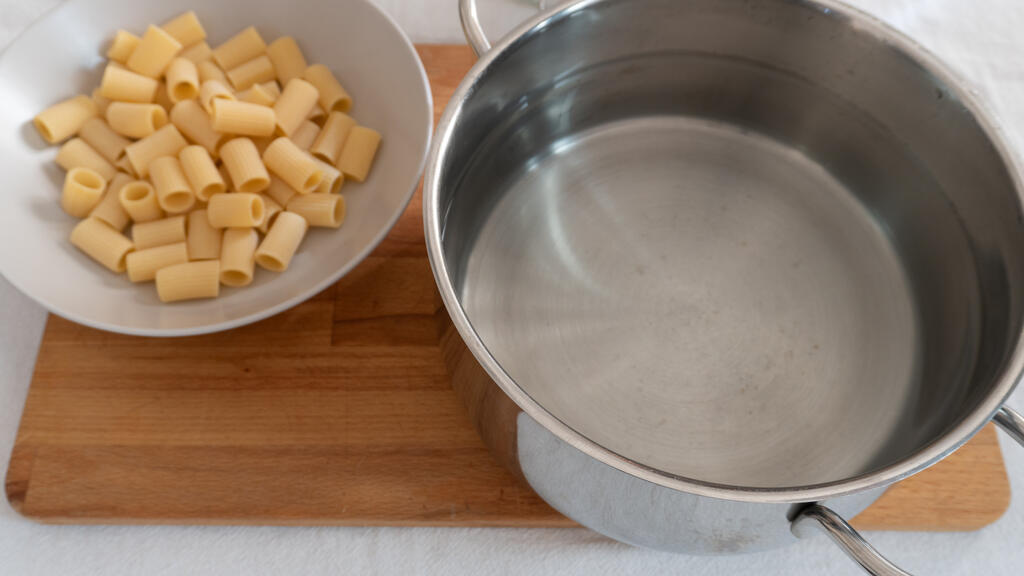 Pasta al pesto di pomodori secchi - passo 1