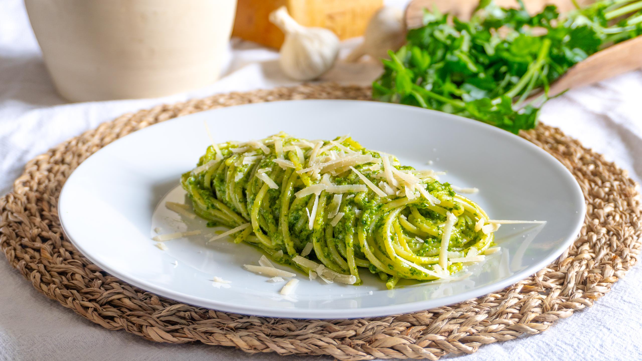 Pasta al pesto di prezzemolo e mandorle