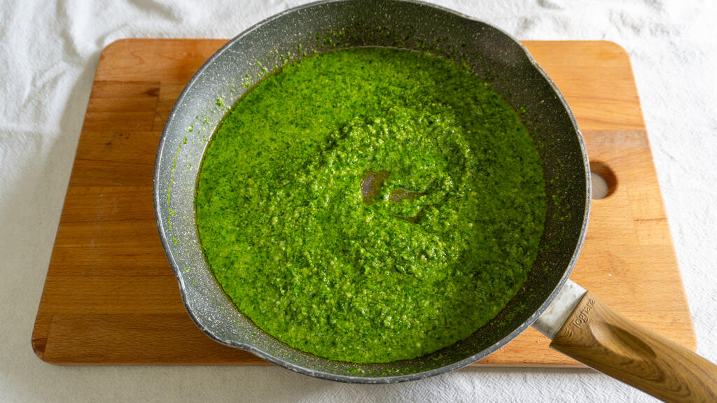 Pasta al pesto di prezzemolo e mandorle