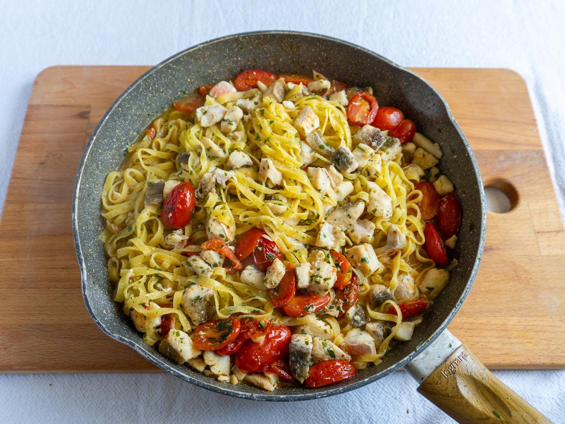 Pasta al sugo di gallinella di mare - passo 7