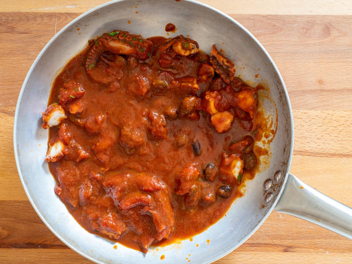 Pasta al sugo di polpo - passo 2