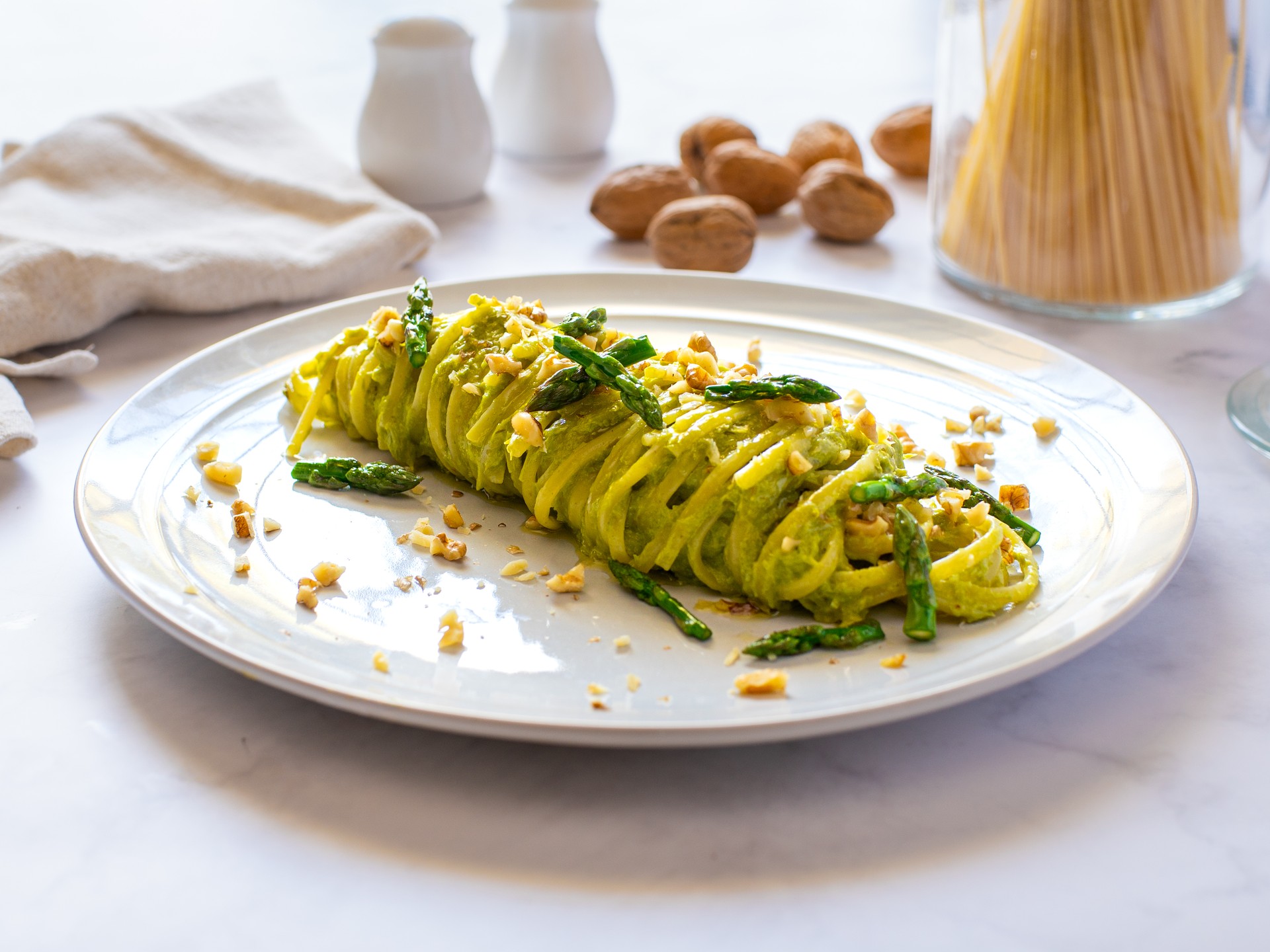 Pasta con crema di asparagi e noci