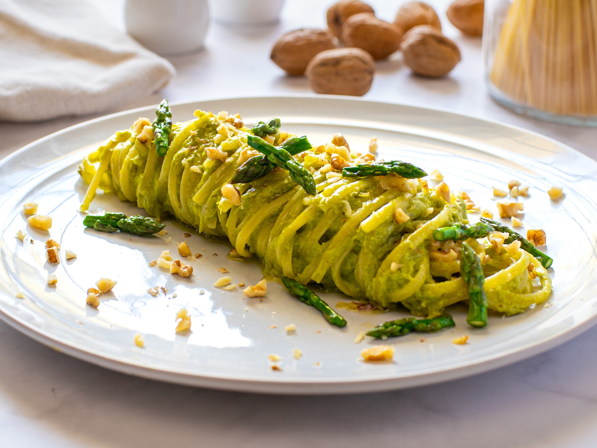 Pasta con crema di asparagi e noci