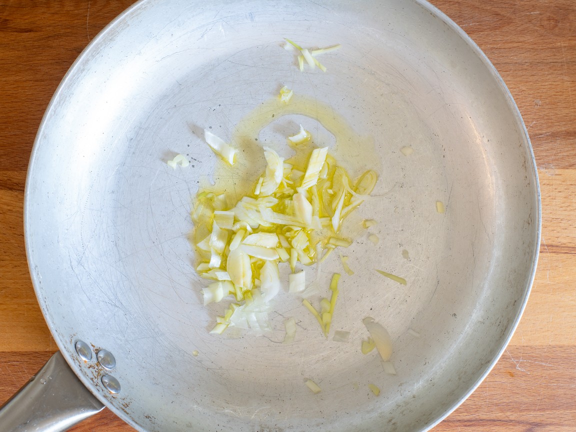 Pasta con crema di piselli burrata e noci - passo 1