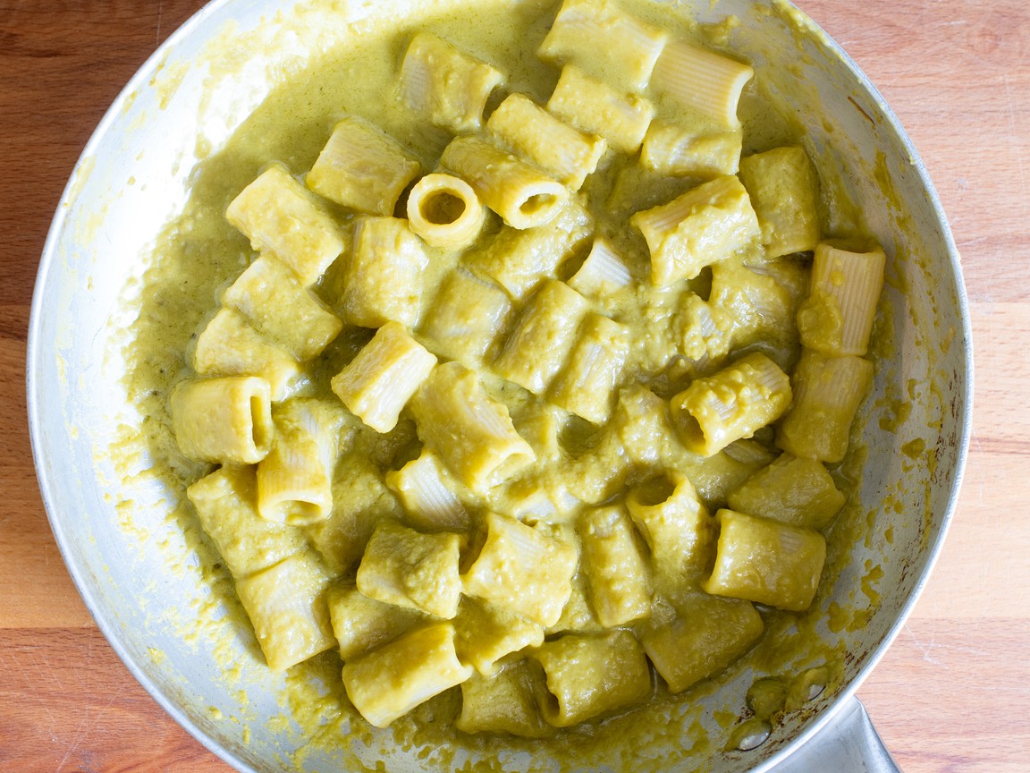 Pasta con crema di piselli burrata e noci - passo 6
