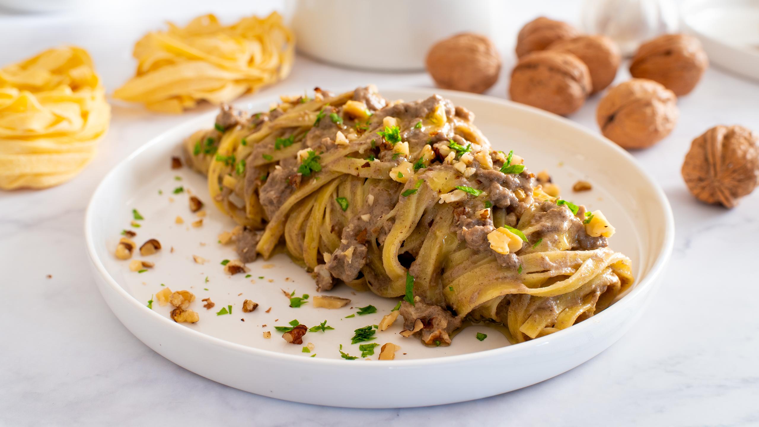 Pasta con crema di prataioli e noci