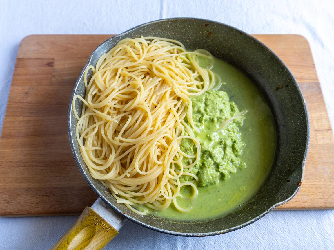 Pasta con crema e chips di zucchine - passo 6