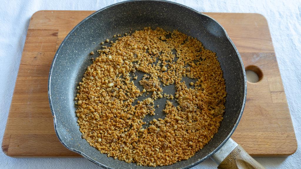 Pasta con muddica atturrata e alici - passo 2