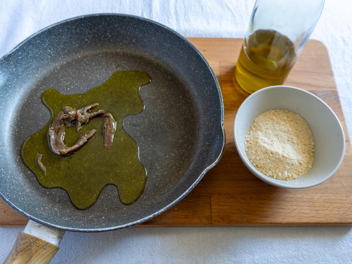 Pasta con muddica atturrata e alici - passo 1