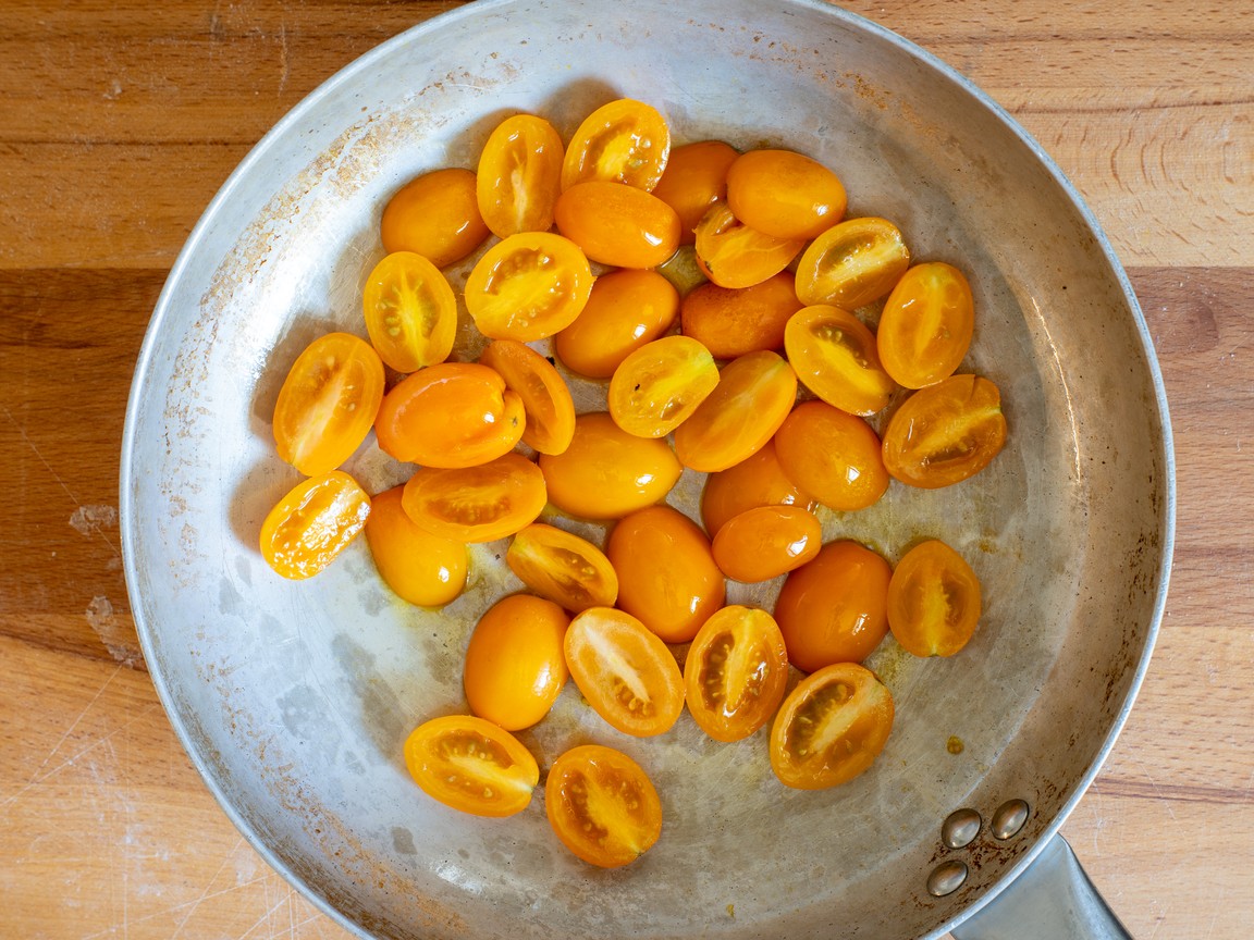Pasta con pomodorini gialli ricotta e basilico - passo 1