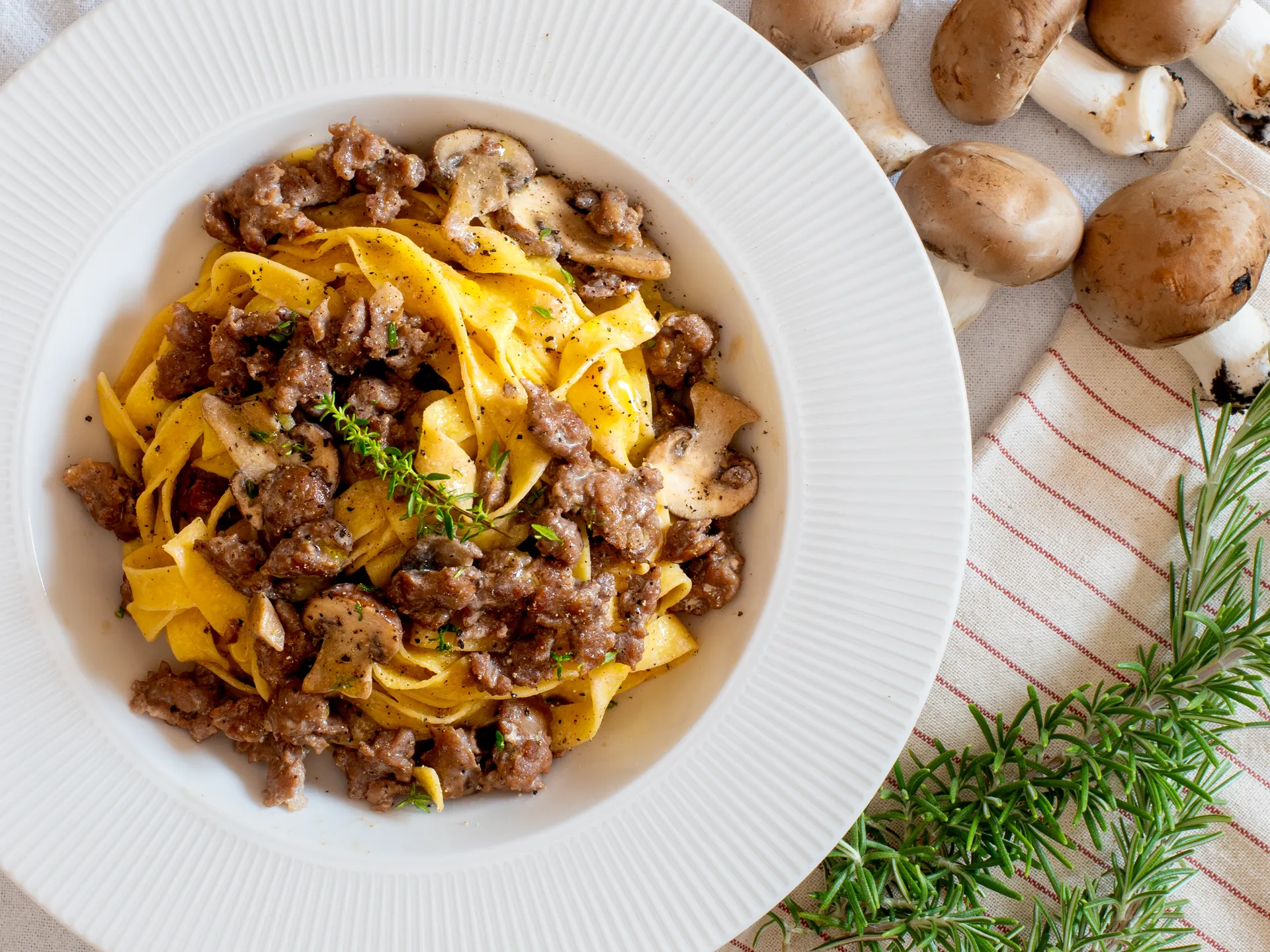 ricetta tagliatelle funghi e salsiccia