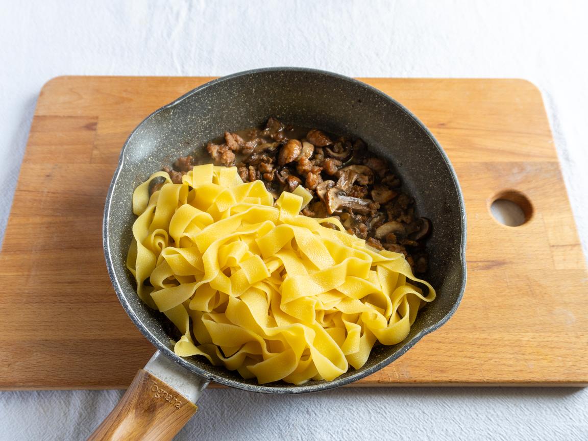 Pasta funghi e salsiccia - passo 6