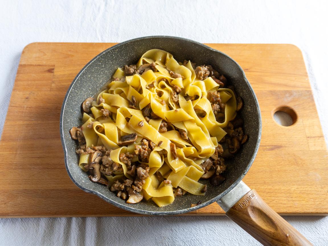 Pasta funghi e salsiccia - passo 7