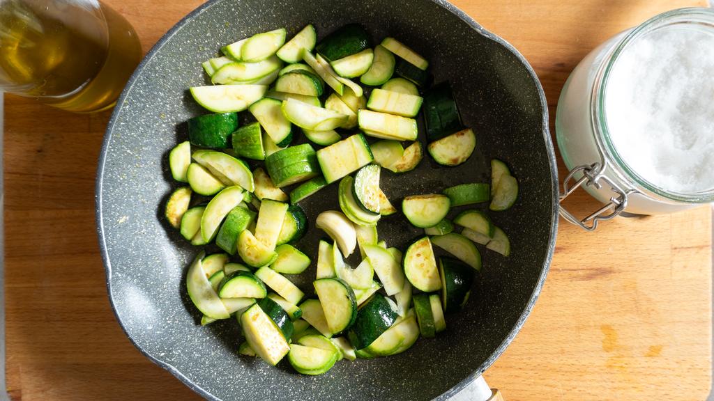 Pasta zucchine burrata e pistacchi - passo 2
