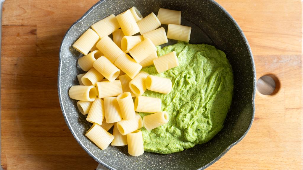 Pasta zucchine burrata e pistacchi - passo 5