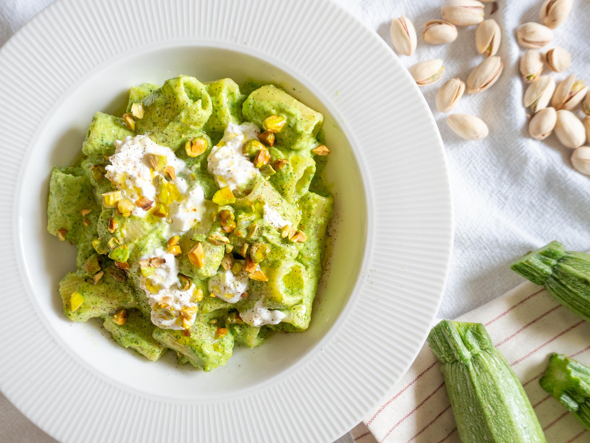 Pasta zucchine burrata e pistacchi