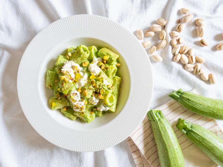 Pasta zucchine burrata e pistacchi