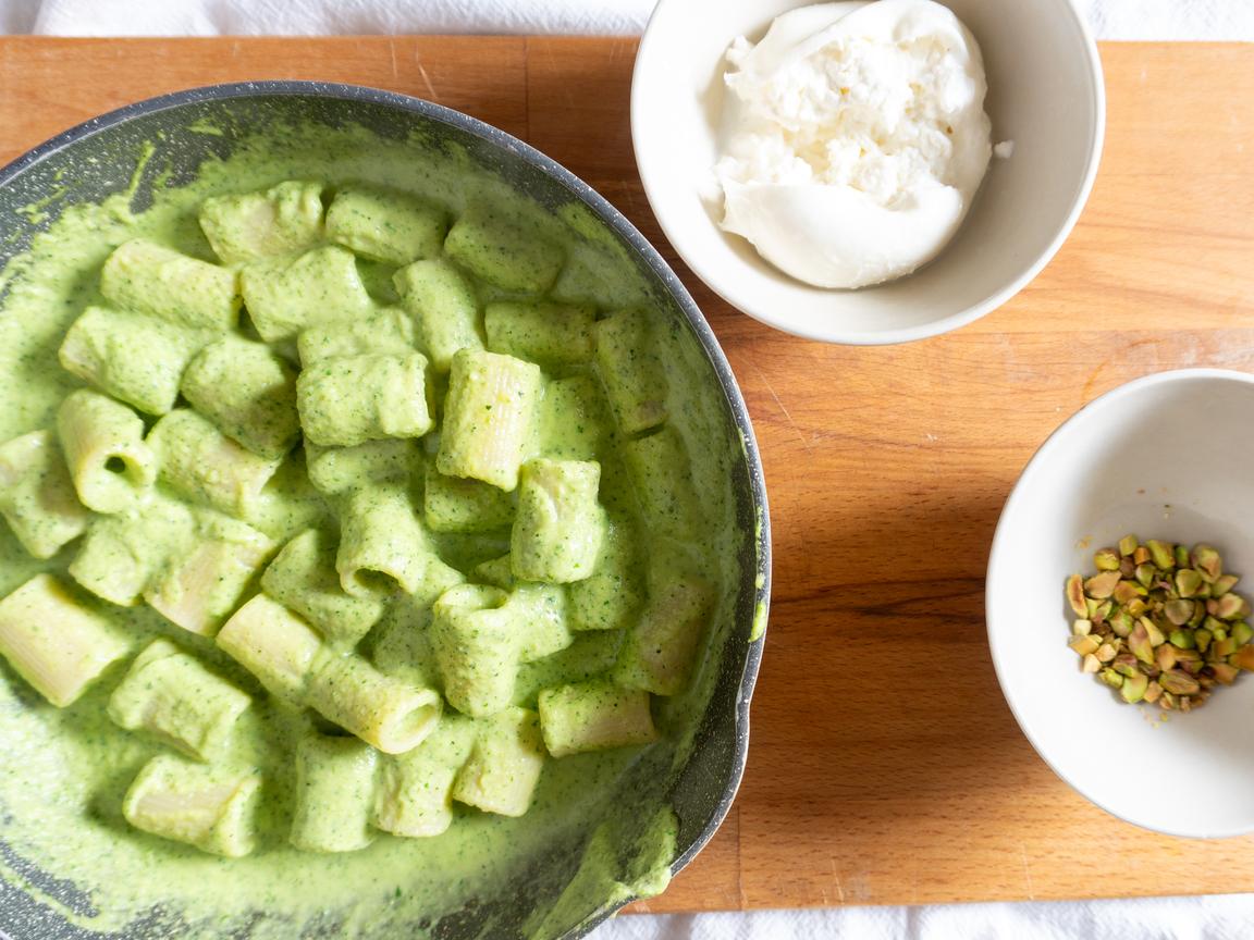 Pasta zucchine burrata e pistacchi - passo 6