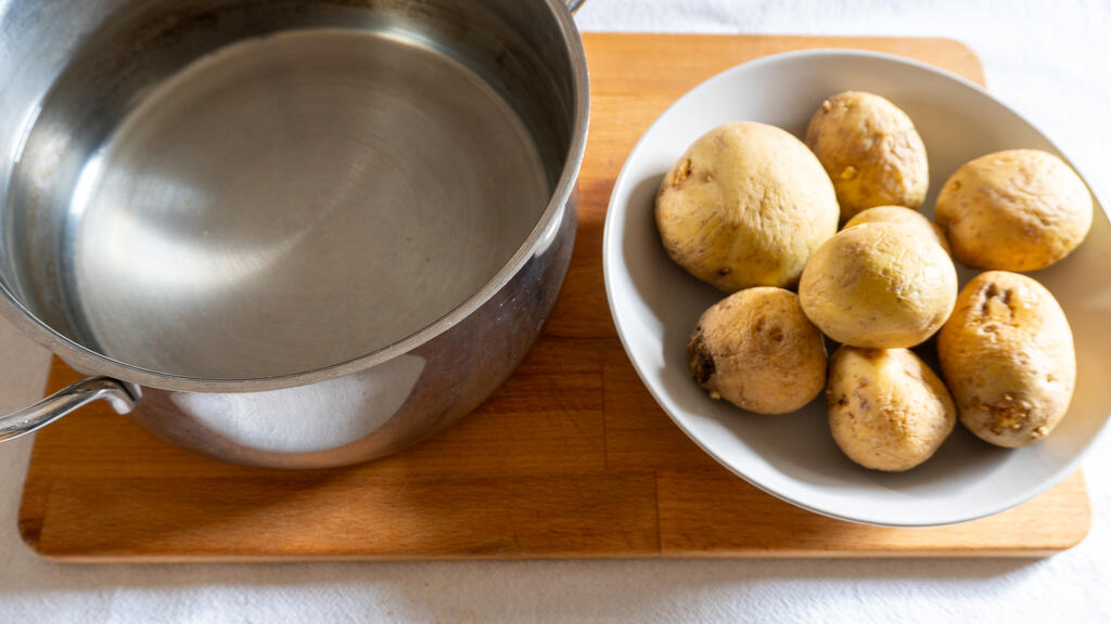 Patate alla senape su cialda di parmigiano