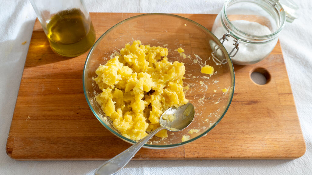 Patate alla senape su cialda di parmigiano