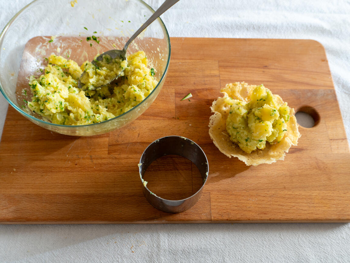 Patate alla senape su cialda di parmigiano - passo 8
