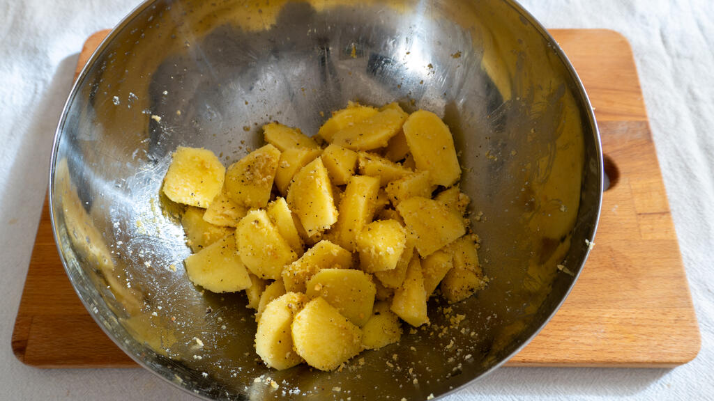 Patate arrosto in friggitrice ad aria - passo 2