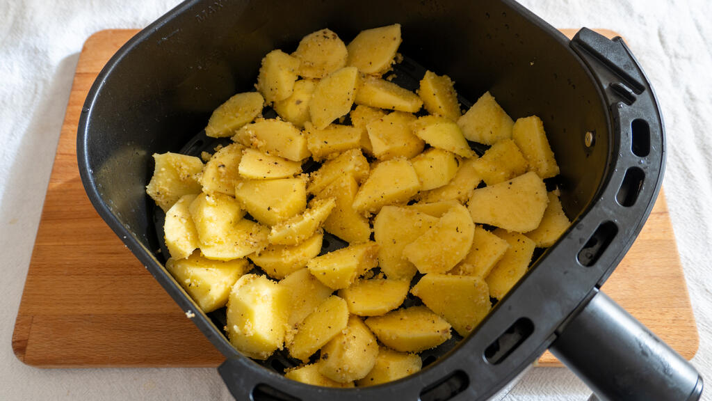 Patate arrosto in friggitrice ad aria - passo 3
