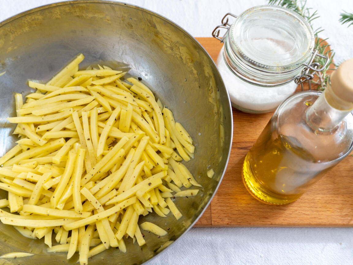 Patate fritte in friggitrice ad aria - passo 2