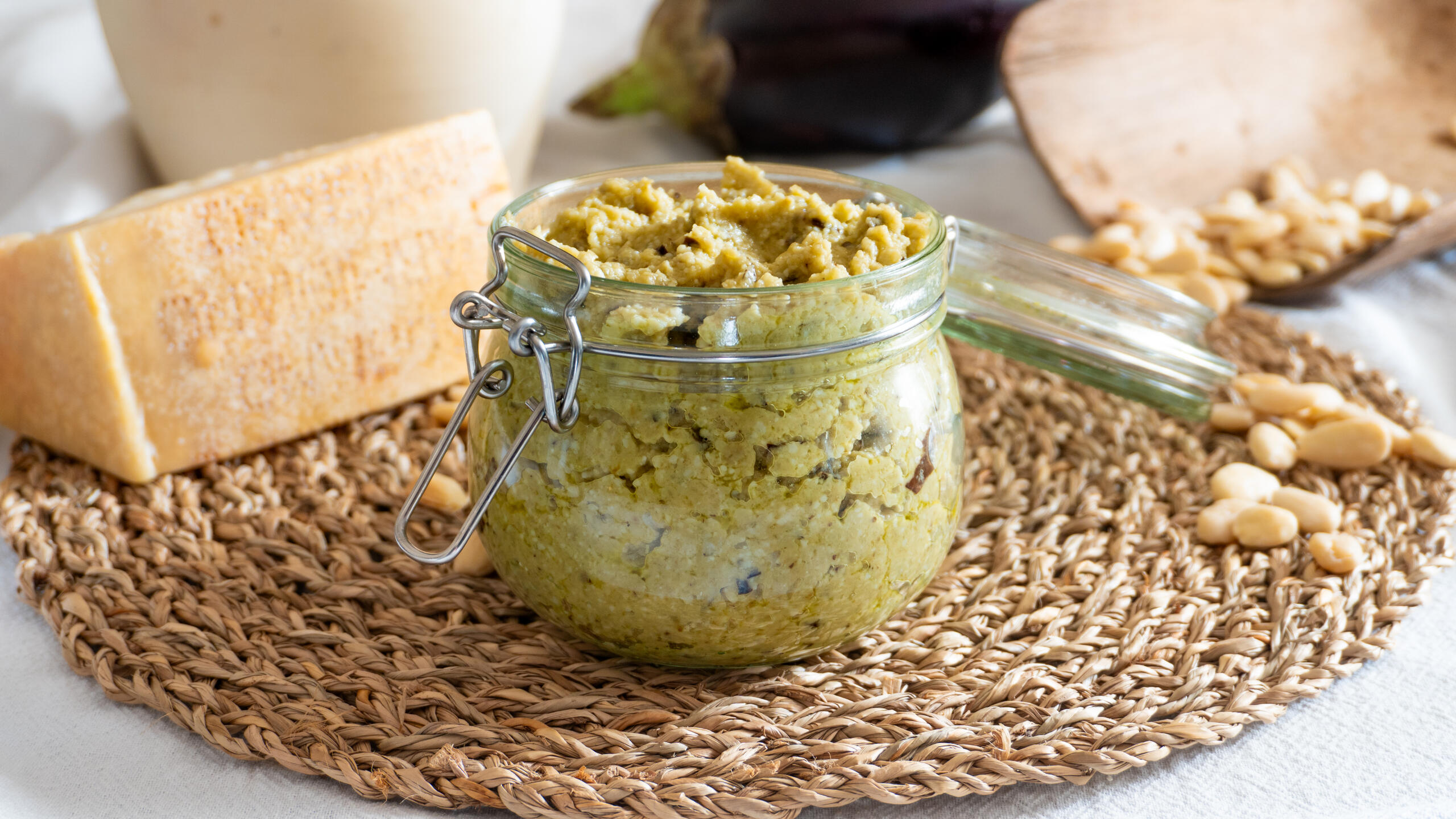 Pesto di melanzane e mandorle