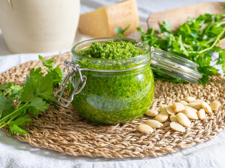Pesto di prezzemolo e mandorle